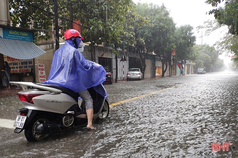 Phần lớn tuyến đường ngập sâu, người dân TP Hà Tĩnh bì bõm di chuyển về nhà