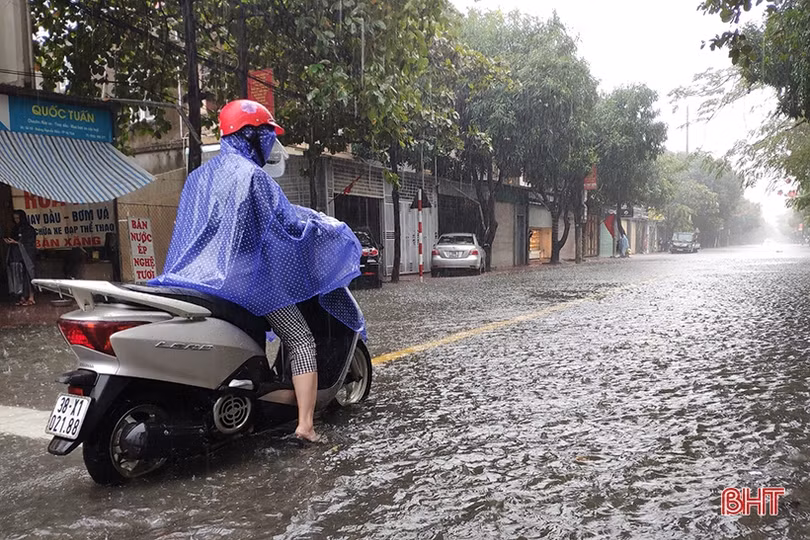 Phần lớn tuyến đường ngập sâu, người dân TP Hà Tĩnh bì bõm di chuyển về nhà