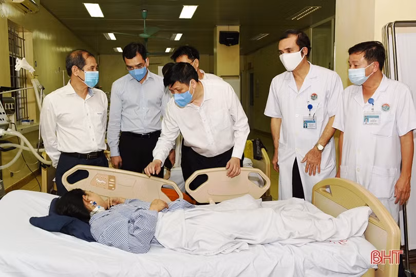 Quyền Bộ trưởng Bộ Y tế thăm và làm việc với các cơ sở y tế ở Hà Tĩnh