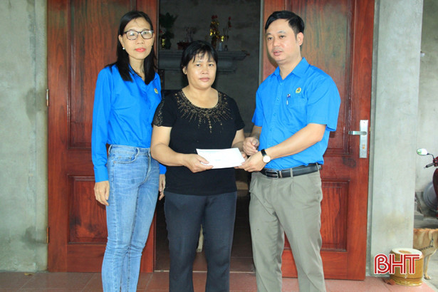 Nghi Xuân trao 240 triệu đồng hỗ trợ đoàn viên công đoàn