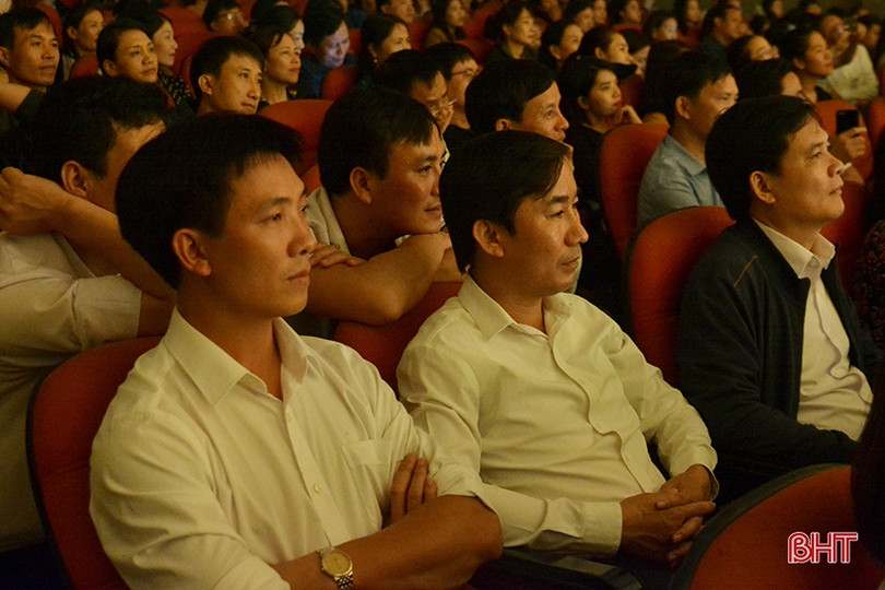 Đại biểu dự Đại hội Đảng bộ tỉnh Hà Tĩnh ấn tượng với vở kịch nói “Kiều”