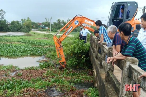 Trực cống tháo nước, ứng phó diễn biến mới của mưa lũ tại TP Hà Tĩnh