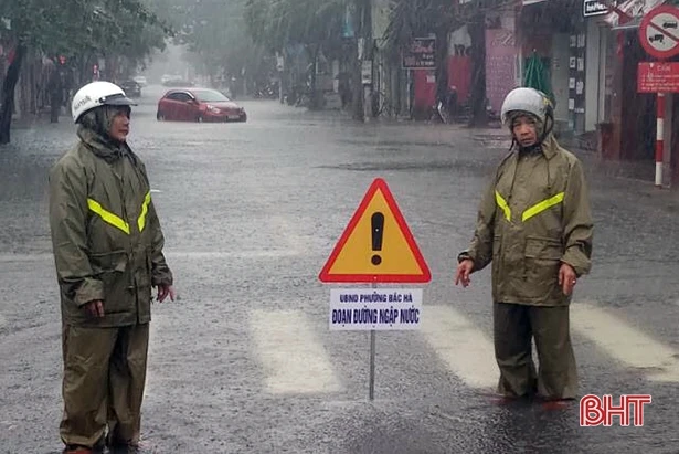 Trực cống tháo nước, ứng phó diễn biến mới của mưa lũ tại TP Hà Tĩnh