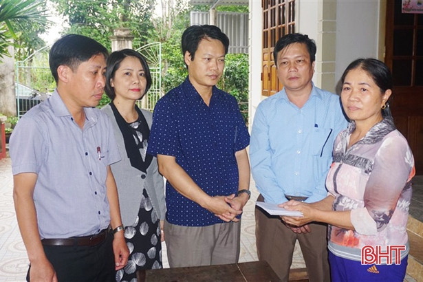 Thăm hỏi các gia đình ở Hà Tĩnh có người thân gặp nạn trên vùng biển Quảng Trị