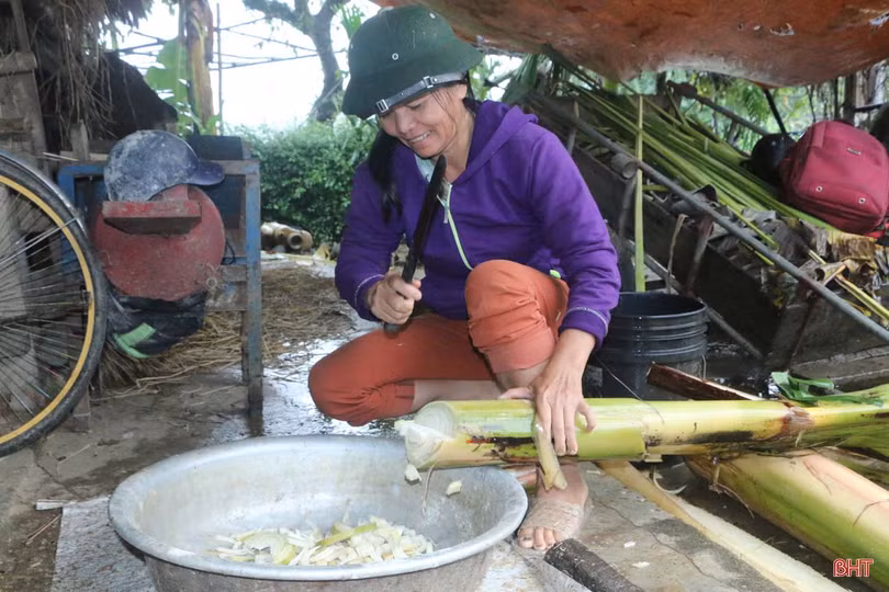 Nước sông Ngàn Sâu lên nhanh, người dân “rốn lũ” Vũ Quang khẩn trương dọn đồ chạy lũ