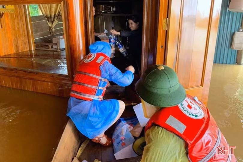 Cập nhật mưa lũ ở Hà Tĩnh: Quốc lộ 12C sạt lở, không thể lưu thông