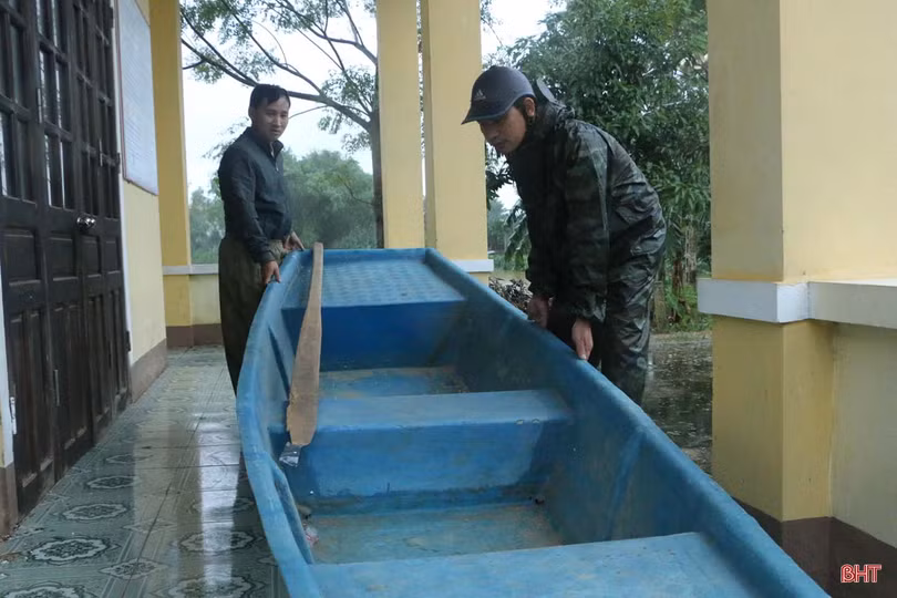 Nước sông Ngàn Sâu lên nhanh, người dân “rốn lũ” Vũ Quang khẩn trương dọn đồ chạy lũ