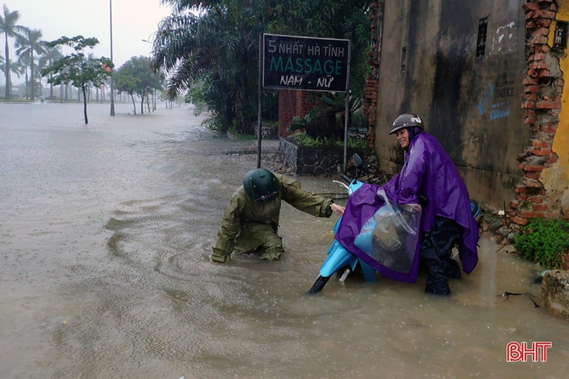Phần lớn tuyến đường ngập sâu, người dân TP Hà Tĩnh bì bõm di chuyển về nhà