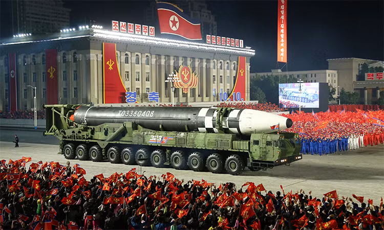 Uy lực 2 “siêu tên lửa” Triều Tiên khoe trong duyệt binh