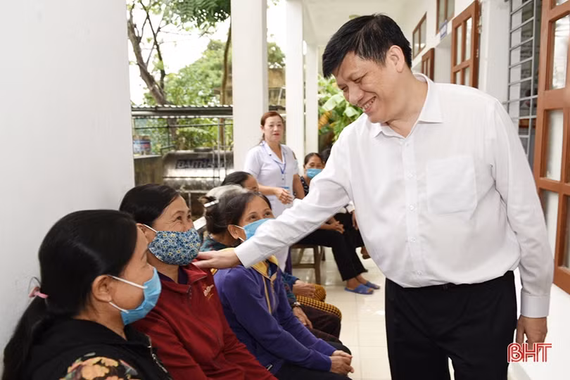 Quyền Bộ trưởng Bộ Y tế thăm và làm việc với các cơ sở y tế ở Hà Tĩnh