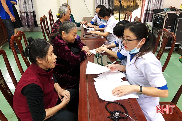 Khám, cấp thuốc miễn phí cho 100 cựu TNXP ở thị trấn Đức Thọ