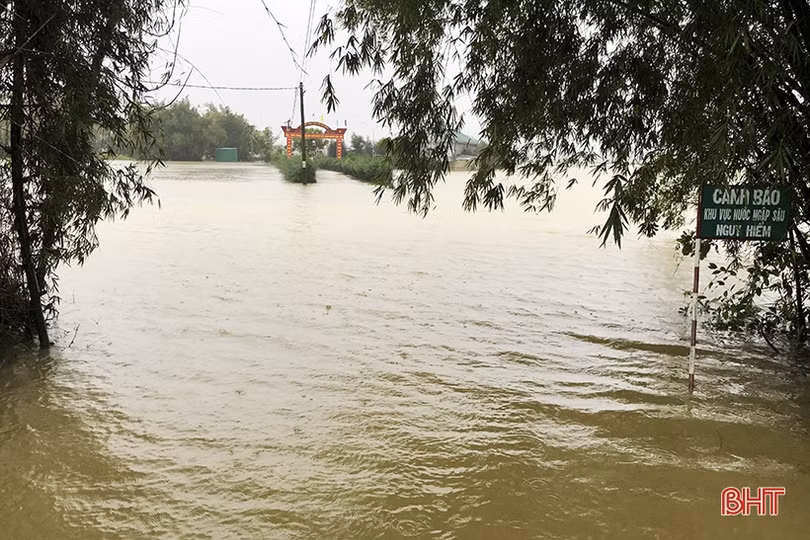 Hà Tĩnh: Cắm chốt điểm xung yếu, sơ tán dân khỏi vùng nguy hiểm