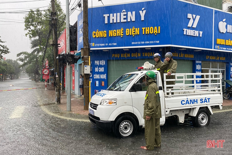 Phần lớn tuyến đường ngập sâu, người dân TP Hà Tĩnh bì bõm di chuyển về nhà