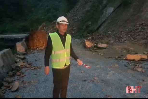 Kịp thời giải phóng hàng trăm khối đất đá, thông tuyến quốc lộ 8A