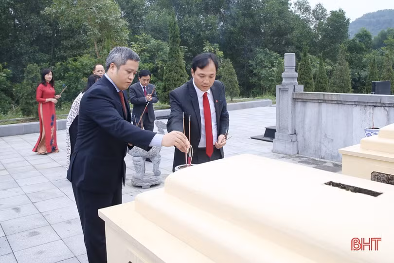 Đoàn đại biểu Hà Tĩnh dâng hương tưởng niệm các Tổng Bí thư Trần Phú, Hà Huy Tập