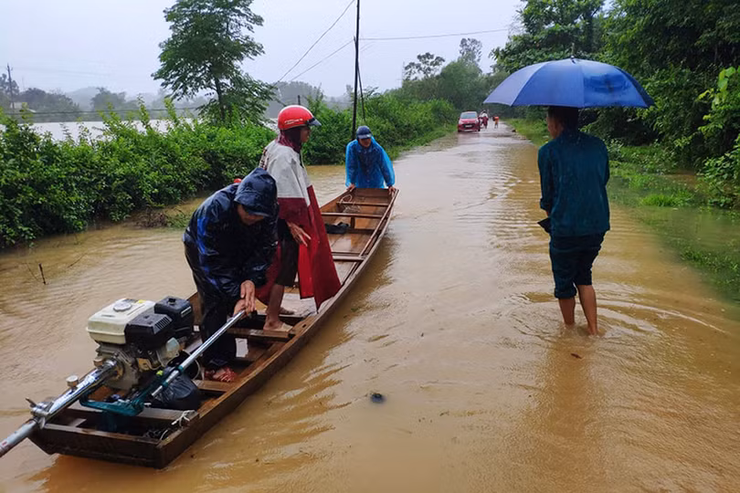 Cập nhật mưa lũ ở Hà Tĩnh: Quốc lộ 12C sạt lở, không thể lưu thông