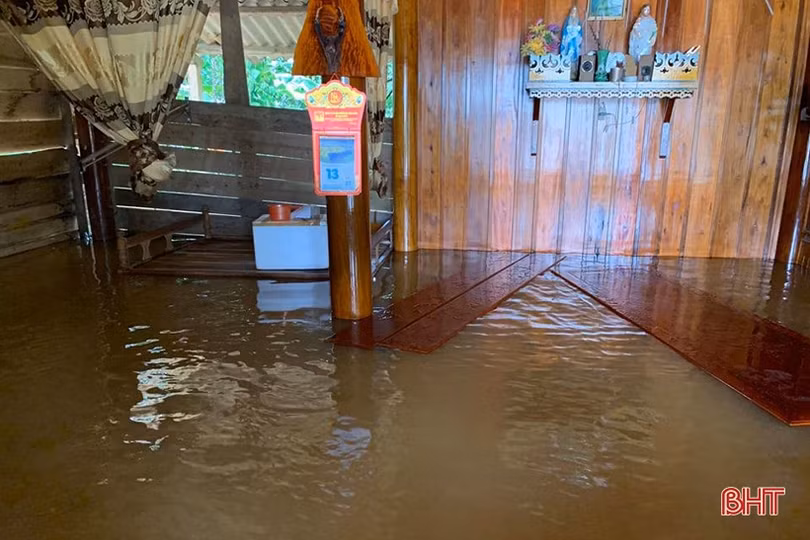 Nước sông lên cao, nhiều nhà dân ở Hương Khê ngập sâu trong lũ