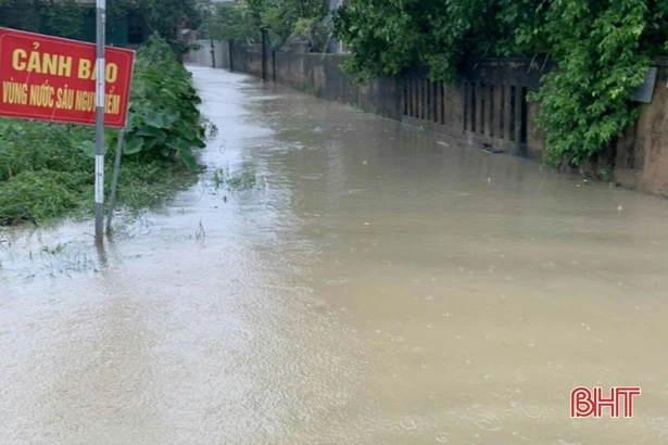 Trực cống tháo nước, ứng phó diễn biến mới của mưa lũ tại TP Hà Tĩnh