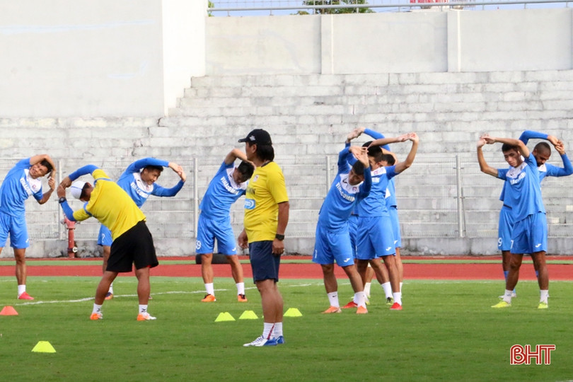 Than Quảng Ninh làm quen sân Hà Tĩnh chuẩn bị trận tái đấu vào chiều mai