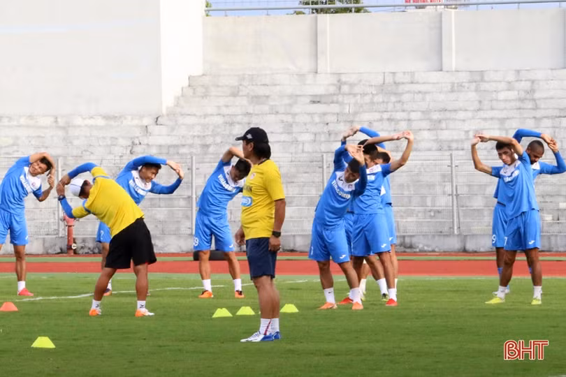 Than Quảng Ninh làm quen sân Hà Tĩnh chuẩn bị trận tái đấu vào chiều mai