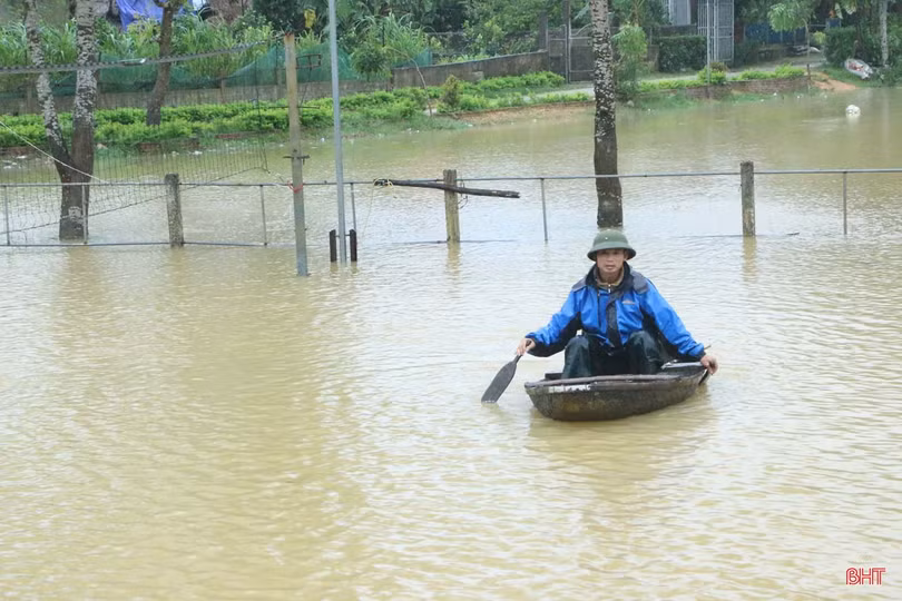 Nước sông Ngàn Sâu lên nhanh, người dân “rốn lũ” Vũ Quang khẩn trương dọn đồ chạy lũ