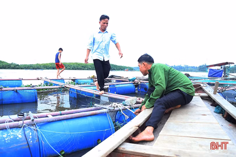 Người dân Hà Tĩnh tất bật bảo vệ ao đầm, lồng bè thủy sản trước bão số 7