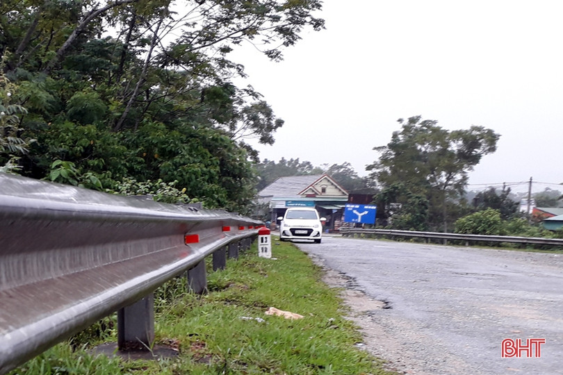 Sau phản ánh của Báo Hà Tĩnh, “mắt” phản quang trên tuyến quốc lộ 8C được khắc phục