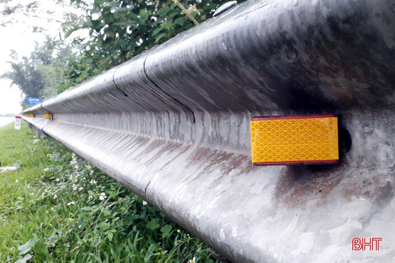 Sau phản ánh của Báo Hà Tĩnh, “mắt” phản quang trên tuyến quốc lộ 8C được khắc phục