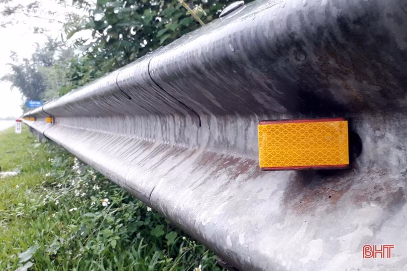 Sau phản ánh của Báo Hà Tĩnh, “mắt” phản quang trên tuyến quốc lộ 8C được khắc phục
