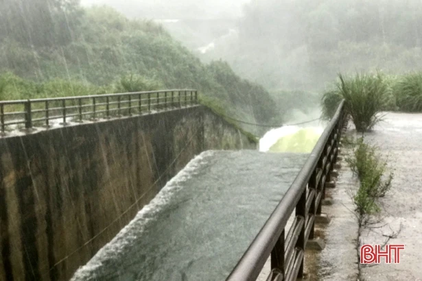 Bí thư Tỉnh ủy Hoàng Trung Dũng kiểm tra tình hình sạt lở tại TX Kỳ Anh