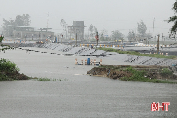 Mưa lớn gây sạt lở mặt kè âu thuyền, đường giao thông nông thôn ở Lộc Hà, Đức Thọ