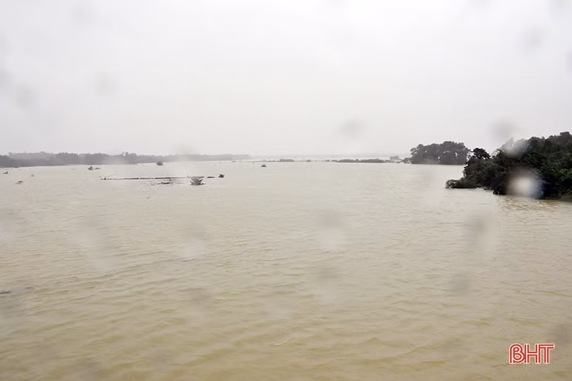 Nước sông lên cao, nhiều nhà dân ở Hương Khê ngập sâu trong lũ