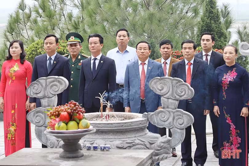 Đoàn đại biểu Hà Tĩnh dâng hương tưởng niệm các Tổng Bí thư Trần Phú, Hà Huy Tập