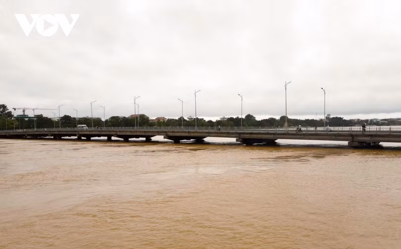 Toàn cảnh thành phố Huế ngập trong nước lũ nhìn từ trên cao