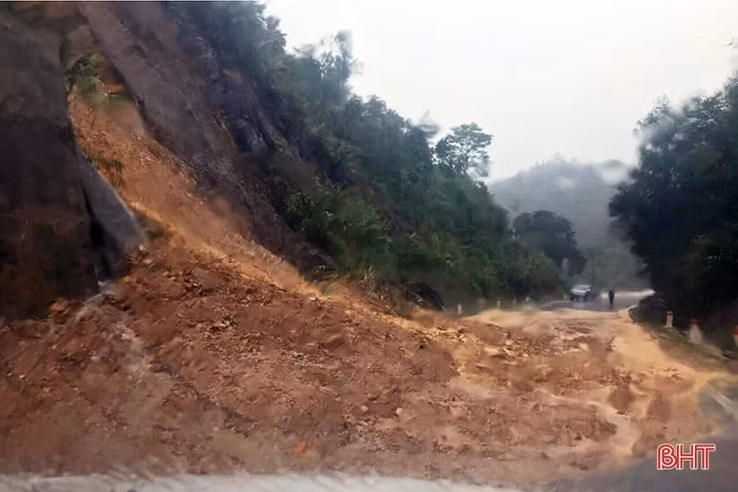 Cập nhật mưa lũ ở Hà Tĩnh: Quốc lộ 12C sạt lở, không thể lưu thông