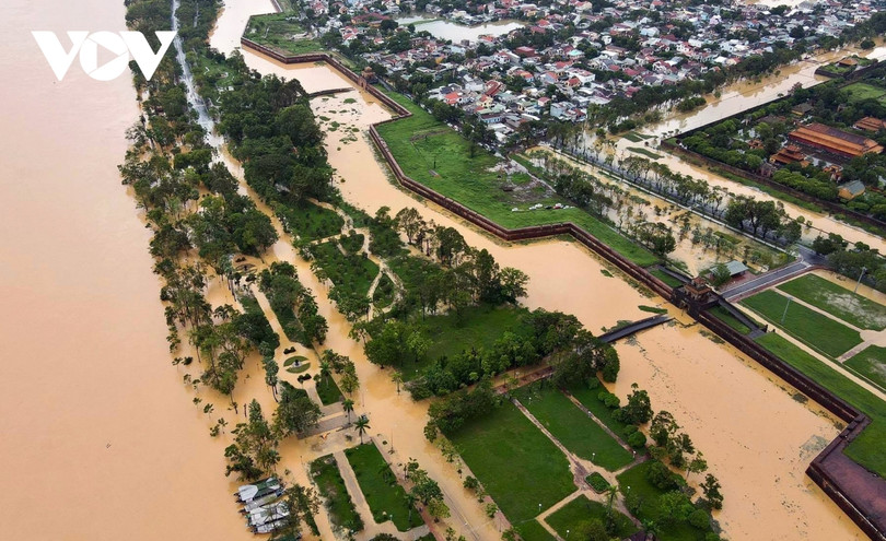 Toàn cảnh thành phố Huế ngập trong nước lũ nhìn từ trên cao
