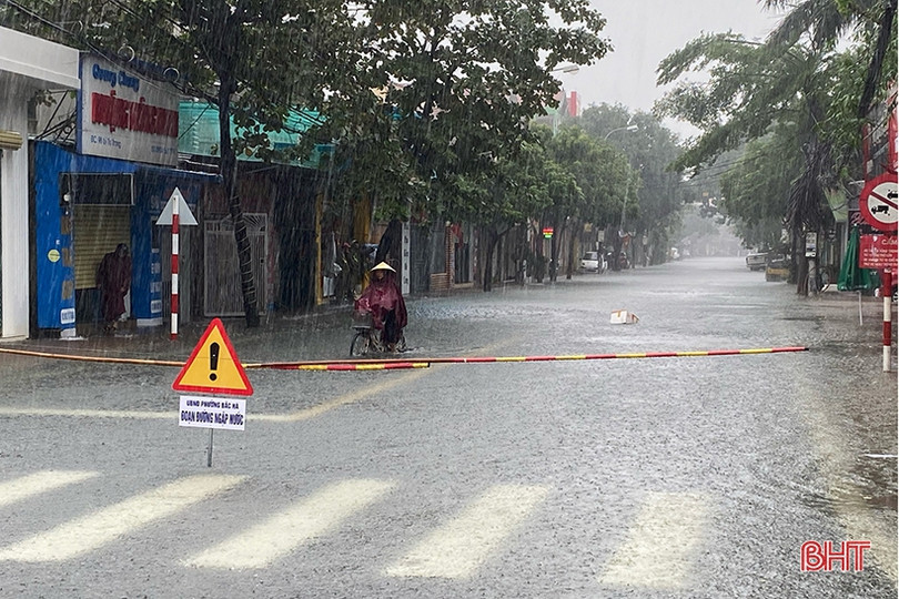 Phần lớn tuyến đường ngập sâu, người dân TP Hà Tĩnh bì bõm di chuyển về nhà