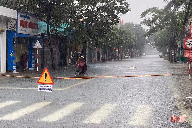 Phần lớn tuyến đường ngập sâu, người dân TP Hà Tĩnh bì bõm di chuyển về nhà