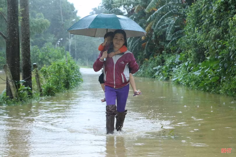 Nước sông Ngàn Sâu lên nhanh, người dân “rốn lũ” Vũ Quang khẩn trương dọn đồ chạy lũ