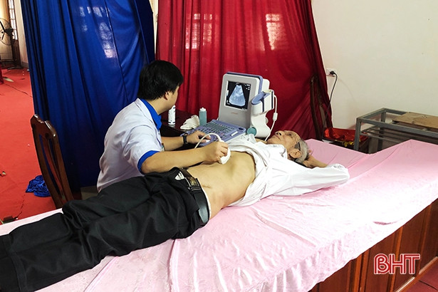 Khám, cấp thuốc miễn phí cho 100 cựu TNXP ở thị trấn Đức Thọ