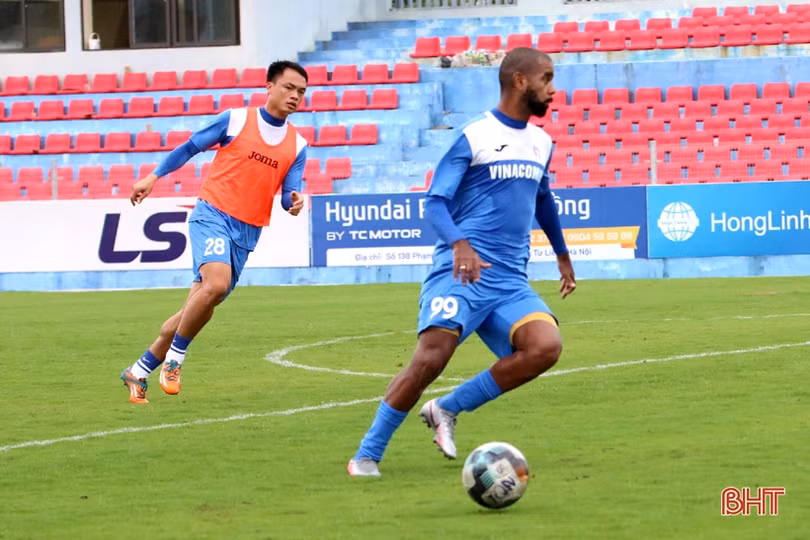 Than Quảng Ninh làm quen sân Hà Tĩnh chuẩn bị trận tái đấu vào chiều mai