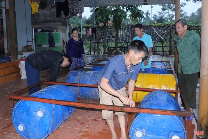 Nước sông Ngàn Sâu lên nhanh, người dân “rốn lũ” Vũ Quang khẩn trương dọn đồ chạy lũ