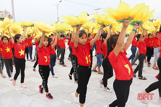 Thiếu nhi Thạch Hà đồng diễn chào mừng Đại hội Đảng bộ tỉnh