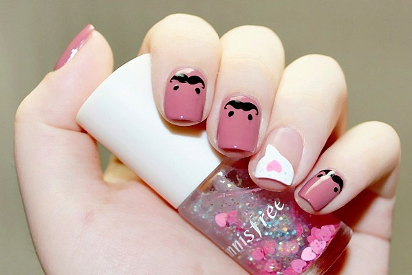 Chẳng cần nhuộm tóc màu mè, chị em vẫn trẻ trung hết cỡ khi để tóc tối màu 