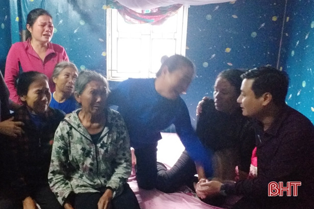 Thăm hỏi, động viên các gia đình Hà Tĩnh có người bị nạn do thiên tai ở Thừa Thiên - Huế