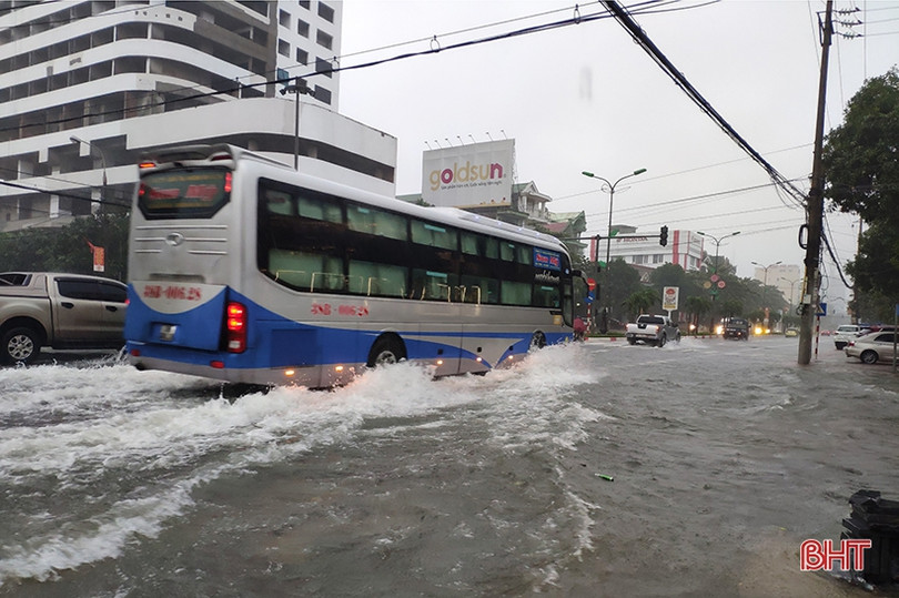 Phần lớn tuyến đường ngập sâu, người dân TP Hà Tĩnh bì bõm di chuyển về nhà
