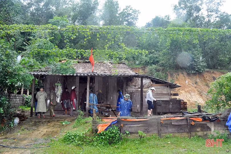 Xuất hiện vết nứt hàng chục mét trên núi, Hương Khê gấp rút sơ tán người dân