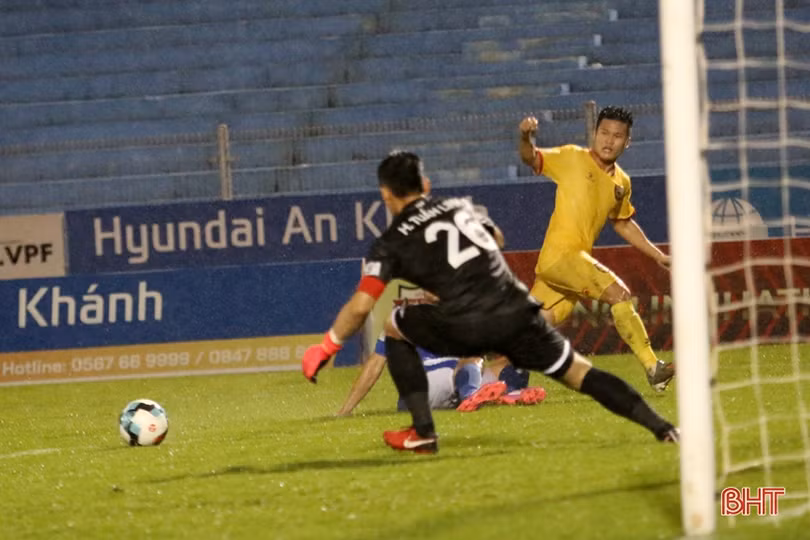 Hồng Lĩnh Hà Tĩnh chia điểm với Than Quảng Ninh