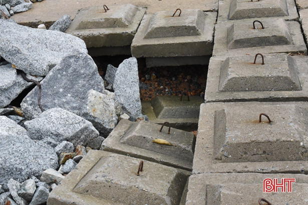 Mưa lớn gây sạt lở mặt kè âu thuyền, đường giao thông nông thôn ở Lộc Hà, Đức Thọ