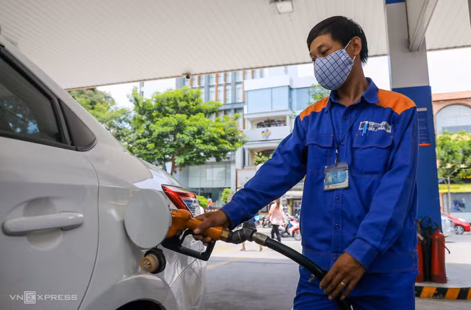 Xăng, dầu tăng giá từ 15h chiều 12/10